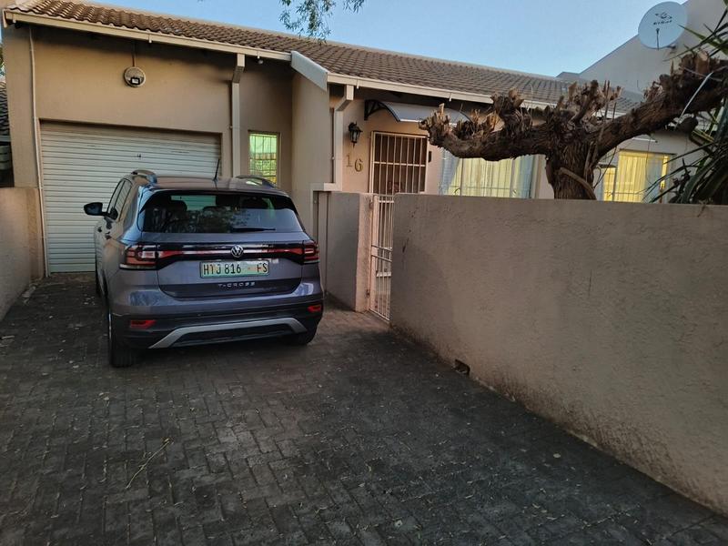 2 Bedroom Property for Sale in Langenhovenpark Free State